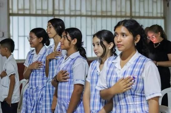 Estudiantes de la Normal en un acto institucional