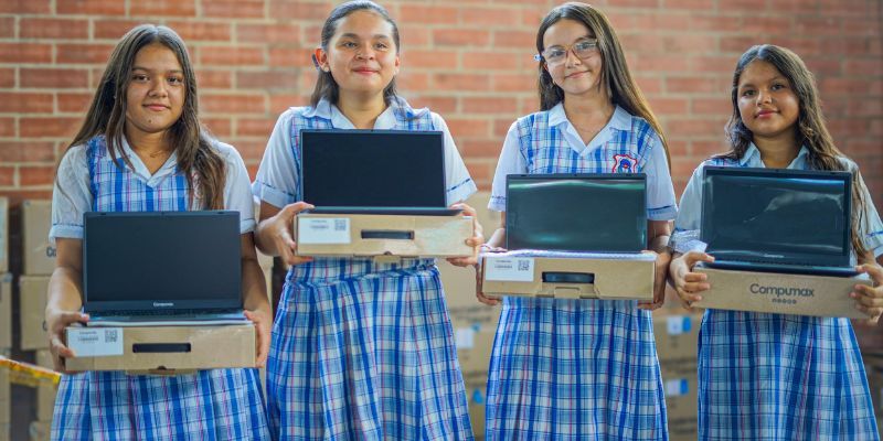 Estudiantes con computadores portátiles