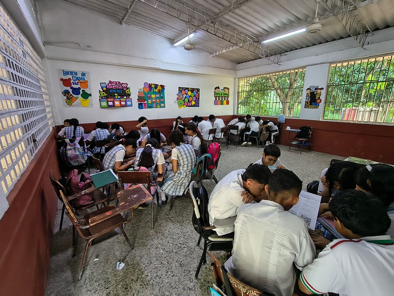 Estudiantes trabajando en grupos dentro del aula