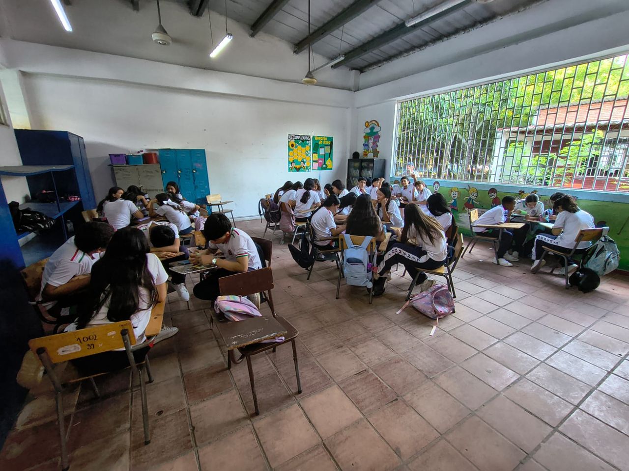 Grupos de estudiantes resolviendo actividades